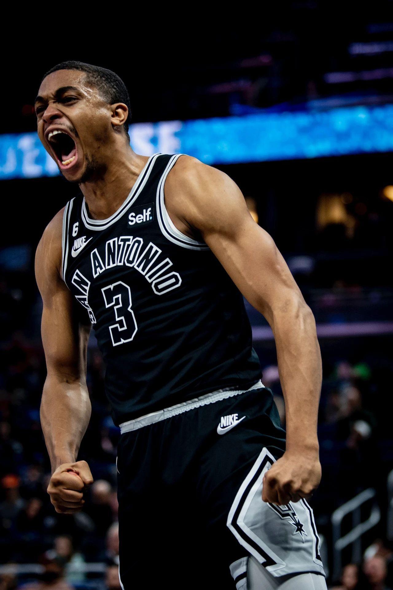 马刺横扫魔术，王哲林关键制胜